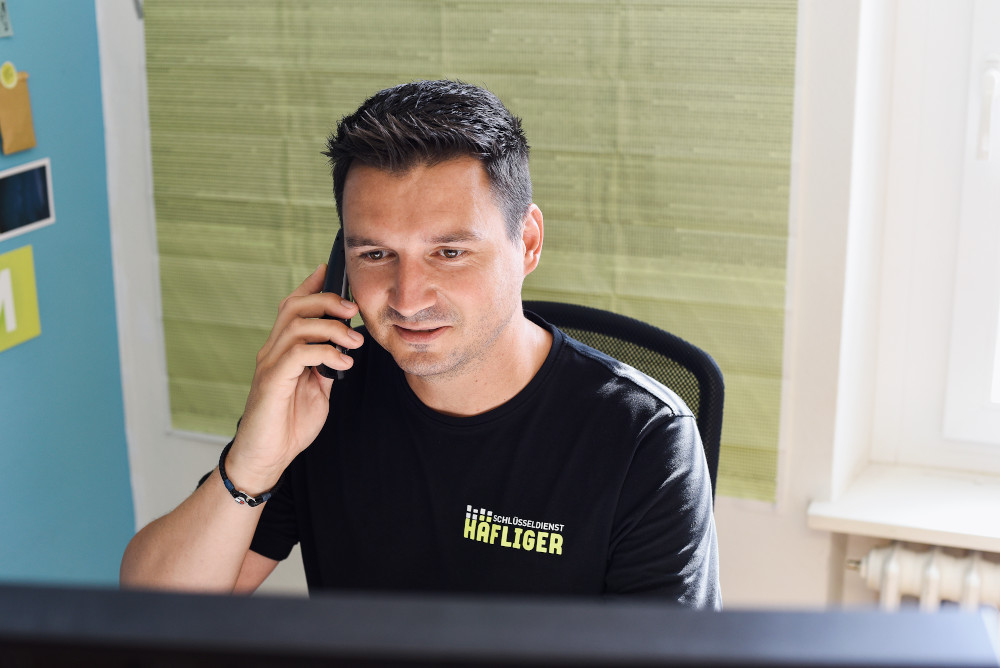 Monteur telefoniert mit einem Kunden